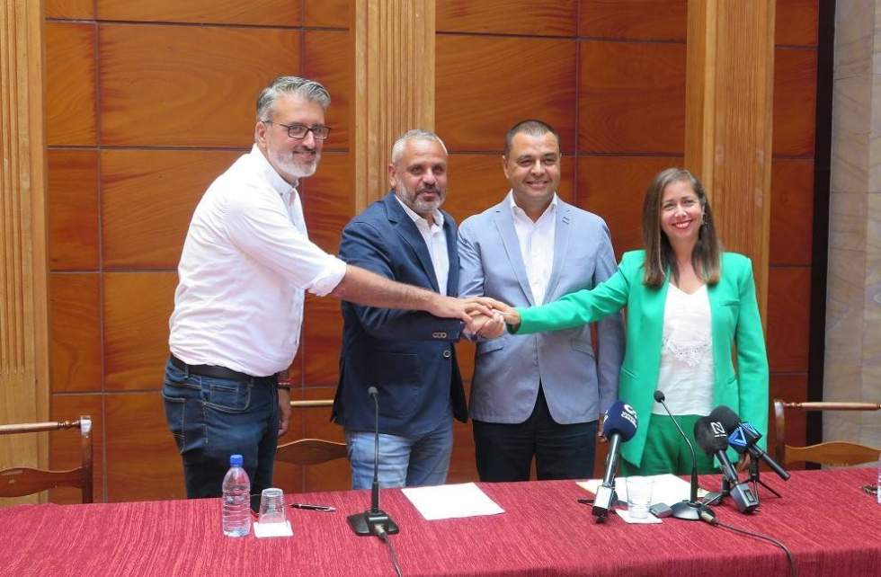 Pedro Rodríguez y Alfredo Gonçalves junto a Sibisse Sosa e Isaac Bolaños tras la firma del acuerdo
