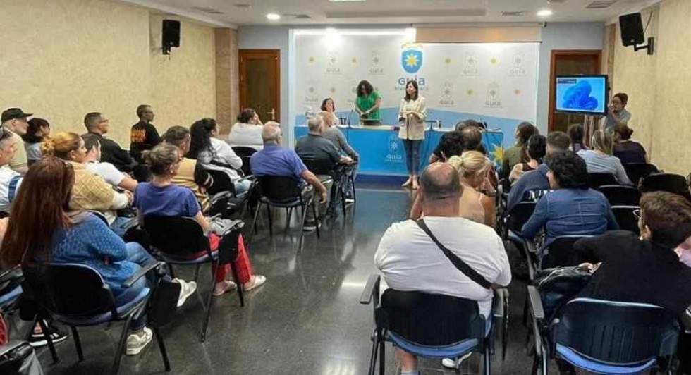 Carolina Bolaños se dirige a los asistentes a la actividad de formación celebrada hoy en la Casa de la Cultura