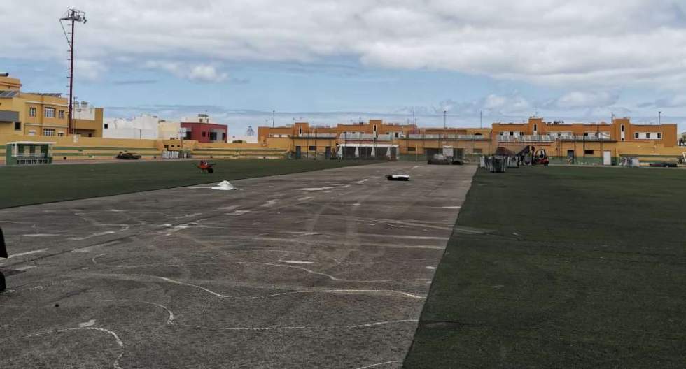 Colocación del nuevo césped artificial en el Estadio de Barrial