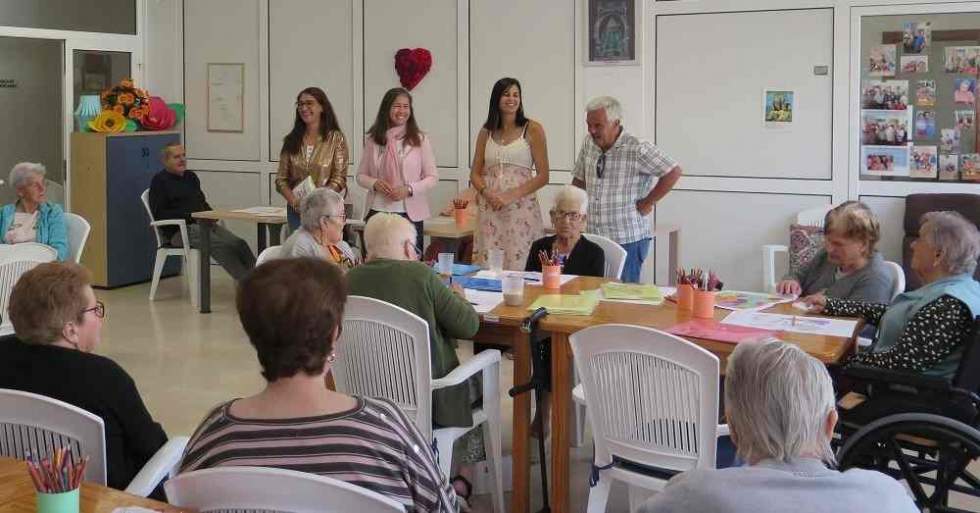 Las concejalas Sibisse Sosa y Carolina Bolaños, junto a participantes en el proyecto, durante una visita al Centro de Día