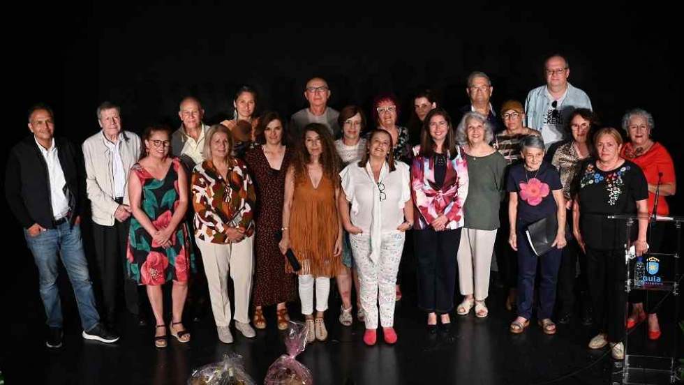 Foto de familia de Santiago Gil y la concejala de Cultura, Sibisse Sosa, con los participantes en el taller en el Hespérides