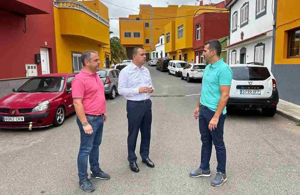 Pedro Rodríguez, acompañado del concejal de Obras, César Medina,y el técnico del proyecto, Carlos Cabrera, a la derecha de la imagen, durante la visita a la calle Santa Cruz de La Palma, en La Atalaya