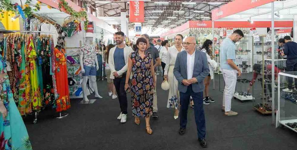 El presidente y la consejera de Desarrollo Económico hoy en Fisaldo.