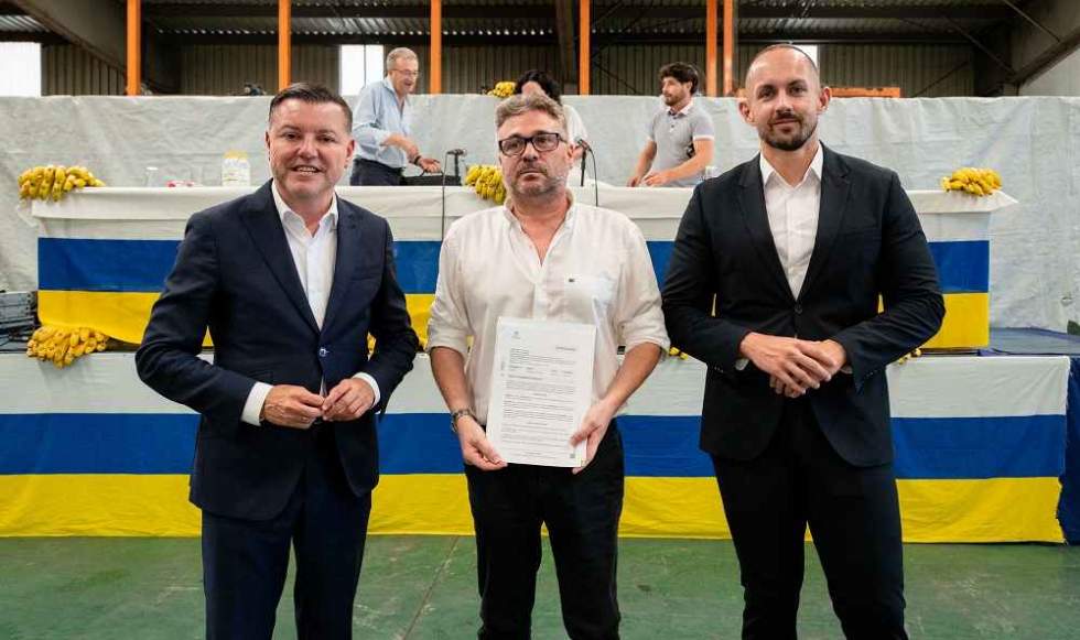 Teodoro Sosa y Julio Mateo entregan la licencia a Daniel Godoy