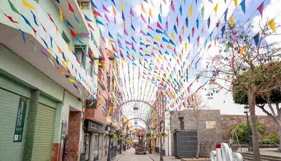7 kilómetros de banderitas engalanan la calle Capitán Quesada