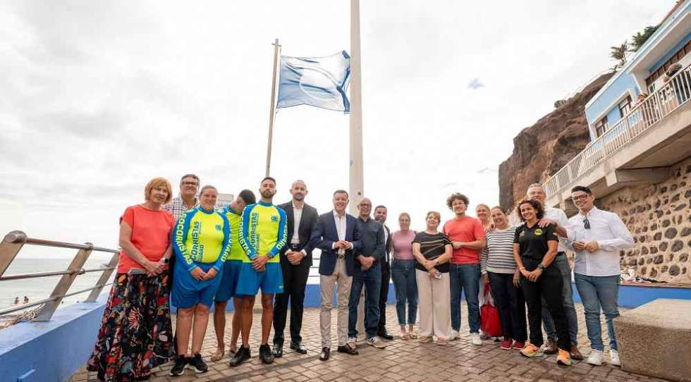 La Bandera Azul ya luce en la Bahía de Sardina por décimo verano consecutivo