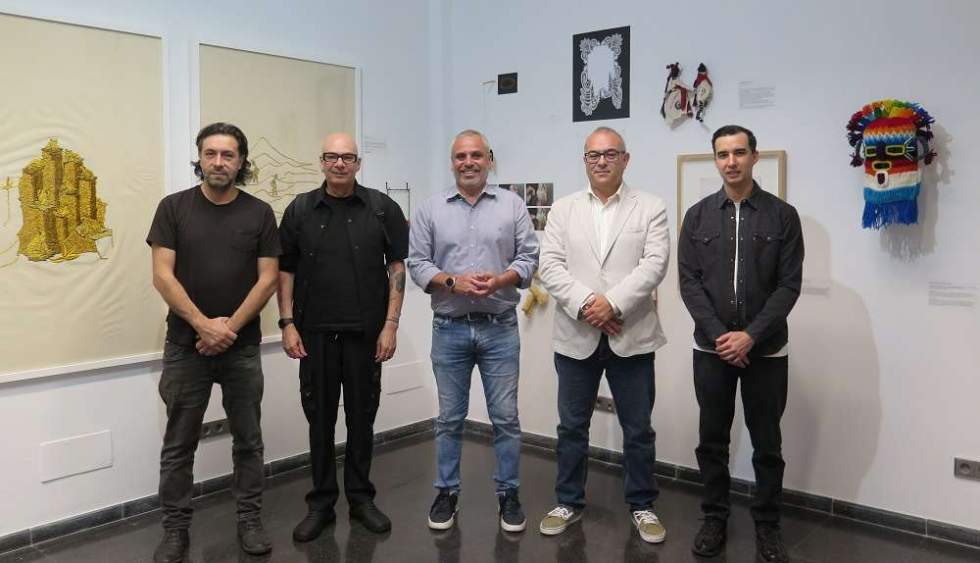 El alcalde, Alfredo Gon&ccedil;alves, y el concejal de Cultura, Juli&aacute;n Meli&aacute;n, junto al artista chileno Luis Montes, a la izquierda de la imagen, Francis Naranjo, y Eduardo Caballero, a la derecha de la imagen