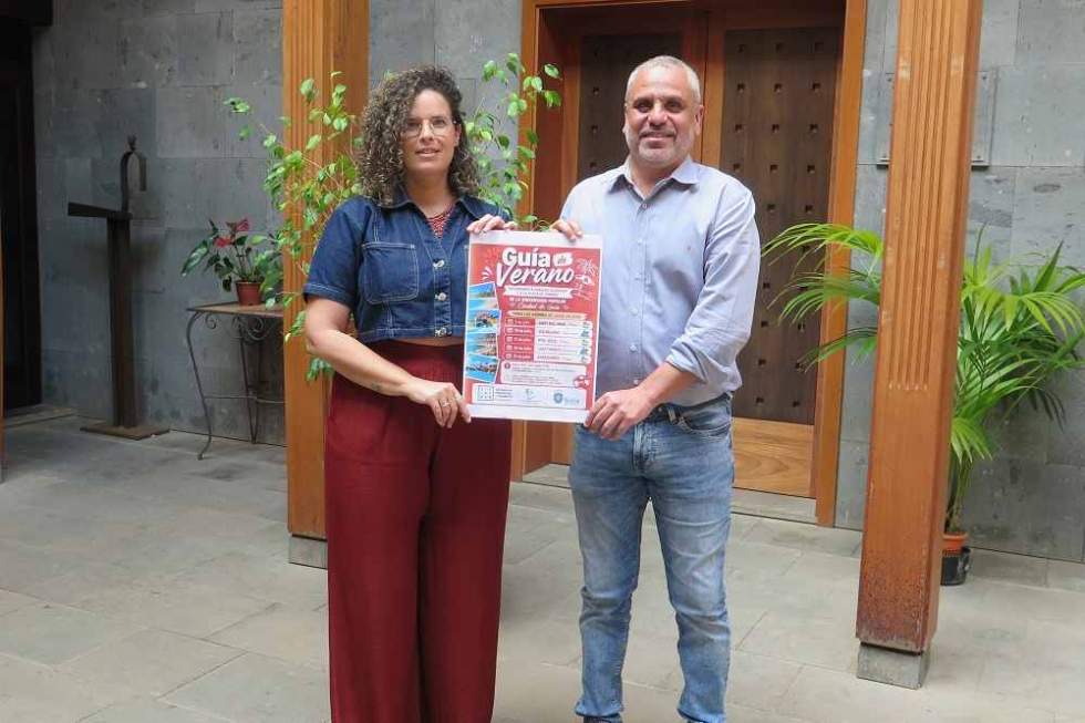 El alcalde, Alfredo Gon&ccedil;alves Ferreira, y la concejala de la Universidad Popular de Gu&iacute;a, con el cartel del programa Gu&iacute;a de Verano 2026