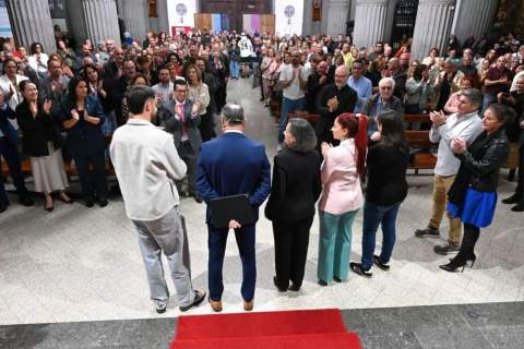 La ilgesia de san Juan sirvi&oacute; de refugio de la lluvia para celebrar el preg&oacute;n