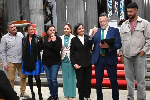 El pregonero, V&iacute;ctor Batisata con su familia tras la lectura del preg&oacute;n