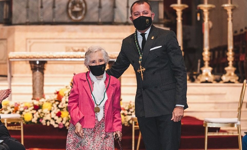 Teresa Aguiar recibe la Medalla de Oro de la Ciudad de manos de Teodoro Sosa
