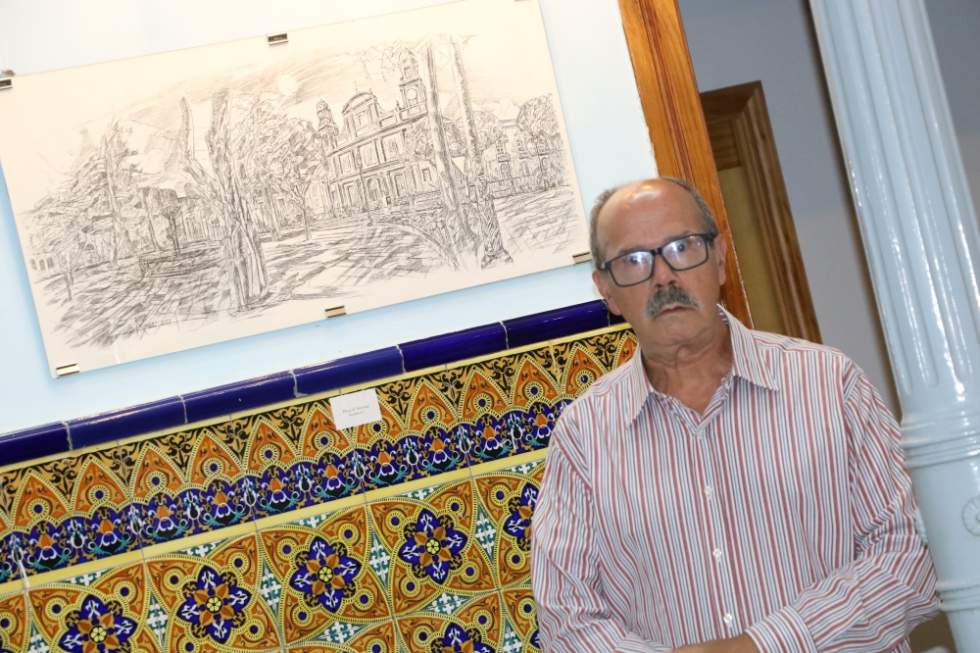 Eugenio Aguiar junto a una de sus obras expuestas.