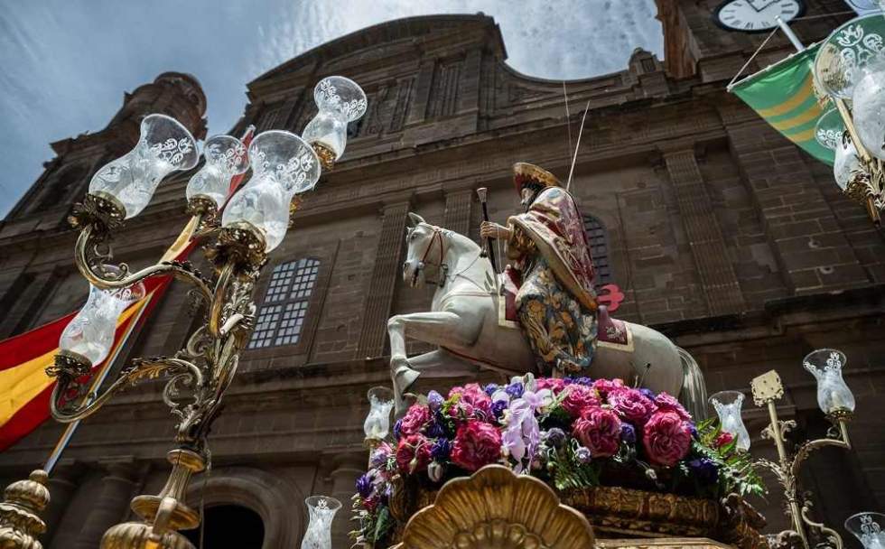 El Patrón Santiago frente al Santuario durante una procesión