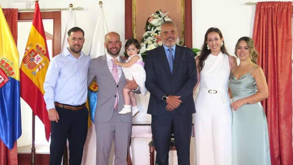 Los padres y la niña, a ambos lados del alcalde, Alfredo Gonçalves Ferreira, y los padrinos, al término de la ceremonia