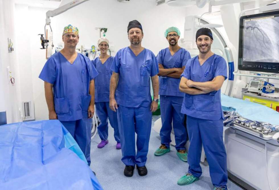Parte del equipo de cardiología del Hospital Universitario Vithas Las Palmas antes de la cirugía