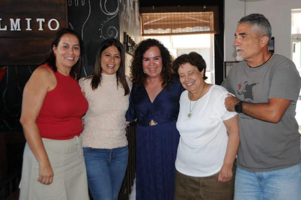 Ángela y Gema arropadas por el actual Equipo Directivo del CEIP La Ladera