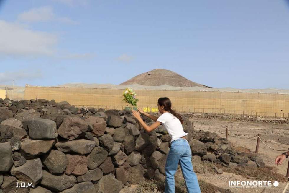Ofrenda floral en La Guancha, 50 a&ntilde;ois despu&eacute;s de la manifestaci&oacute;n