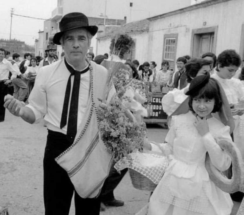 Juan Manuel Su&aacute;rez en una romer&iacute;a de Santiago con una de sus hijas.