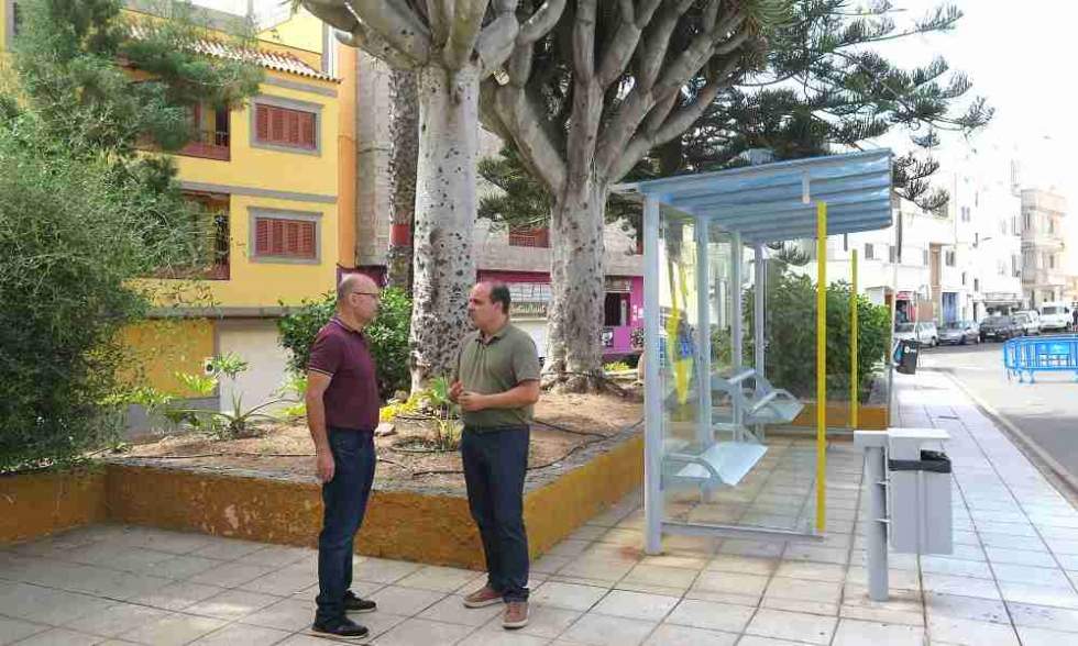 El concejal de Urbanismo, Jos&eacute; Manuel Santana, junto al t&eacute;cnico municipal, Miguel Quintana, durante la visita a  La Atalaya donde se instalar&aacute; uno de los puntos de recarga