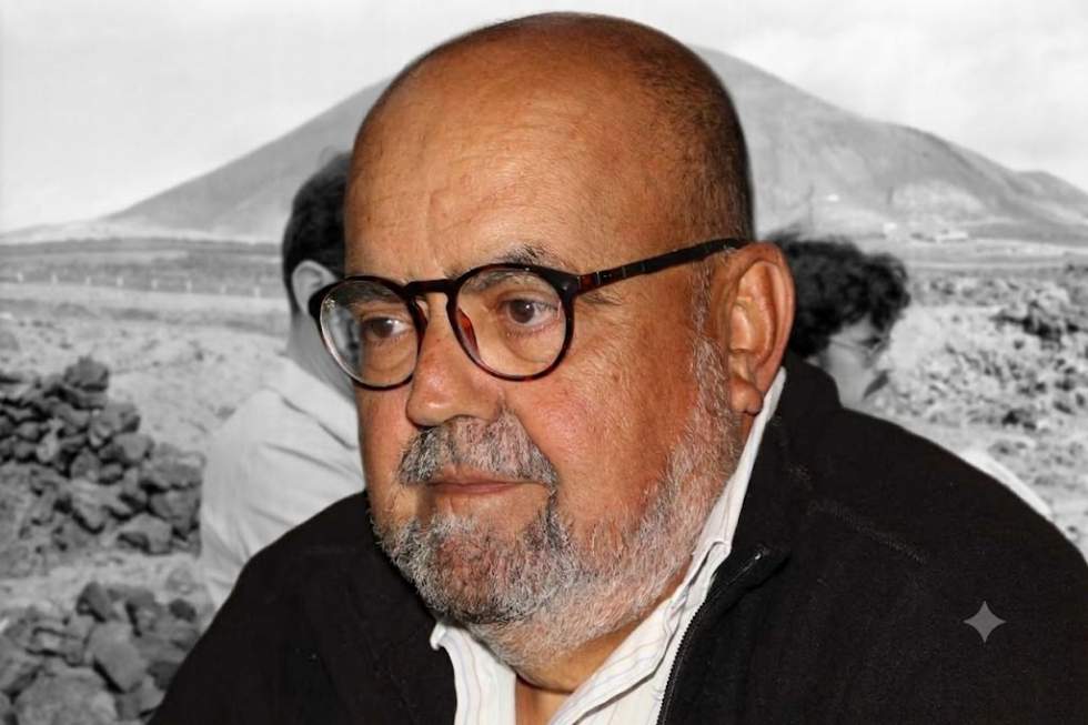 Javier Quesada con una fotograf&iacute;a de fondo durante la lectura del Manifiesto de La Guancha