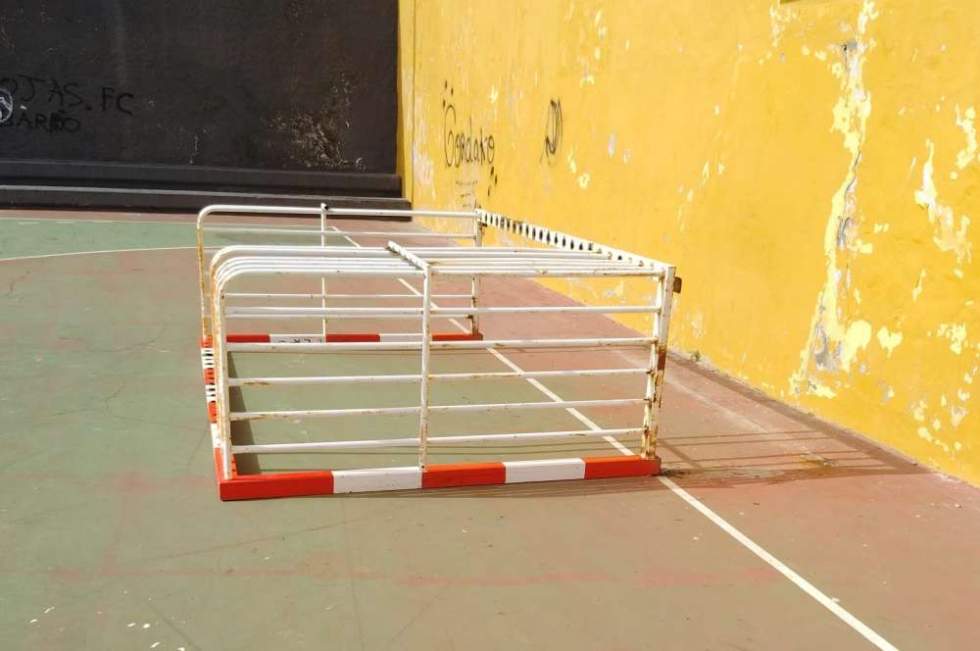 Porter&iacute;a derribada en la cancha de la Atalaya