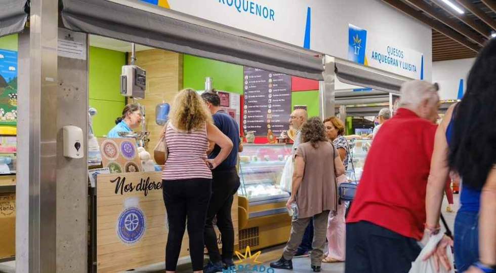 En la imagen algunos de los puestos de venta de queso en el Mercado de Gu&iacute;a
