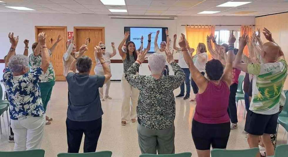 Usuarios del Centro de Mayores de Gu&iacute;a durante una sesi&oacute;n del taller de estimulaci&oacute;n cognitiva con la psicopedagoga Arminda Meli&aacute;n