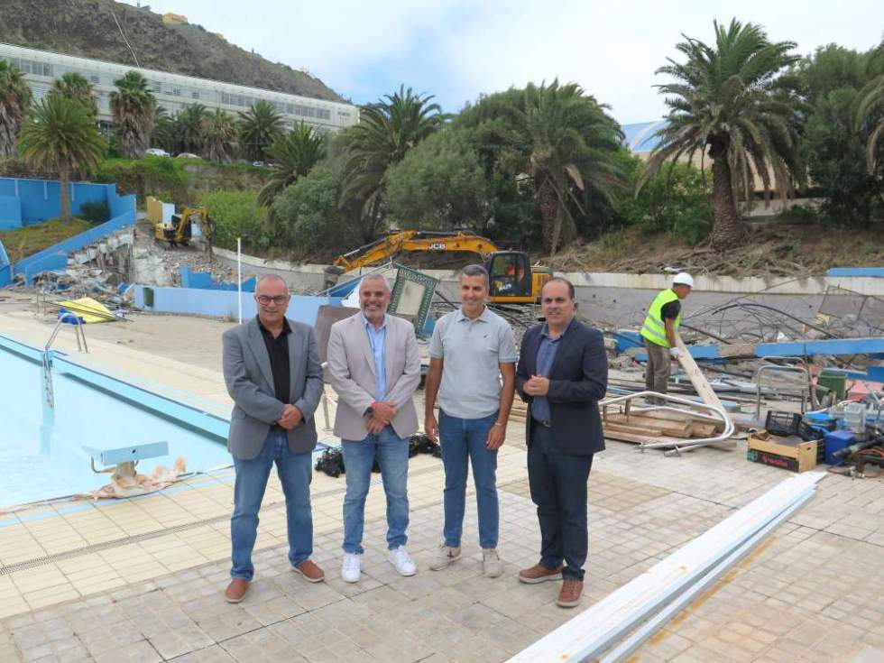 El alcalde, Alfredo Gon&ccedil;alves, junto a los concejales de Urbanismo, Jos&eacute; Manuel Santana, y Deportes, Juli&aacute;n Meli&aacute;n, y el director de obra, Carlos Cabrera, durante la visita a los trabajos.