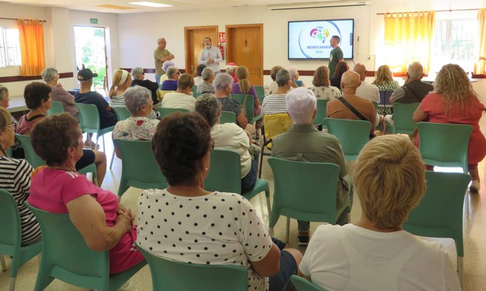 Un momento de la presentaci&oacute;n del proyecto celebrada en el Centro de Mayores de La Atalaya
