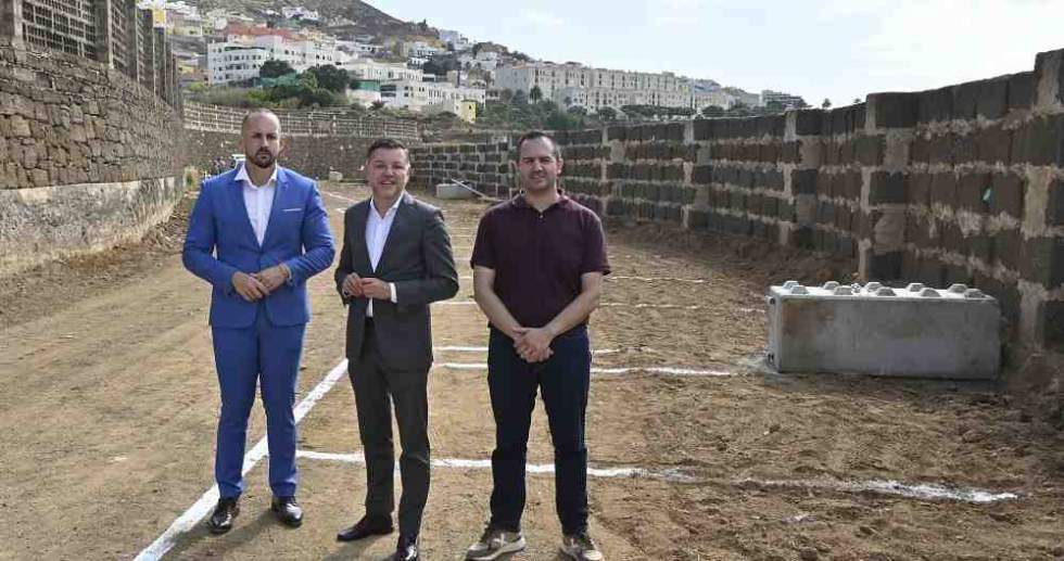 Teodoro Sosa, Julio Mateo y Heriberto Reyes, en el nuevo aparcamiento de la calle El Burrero