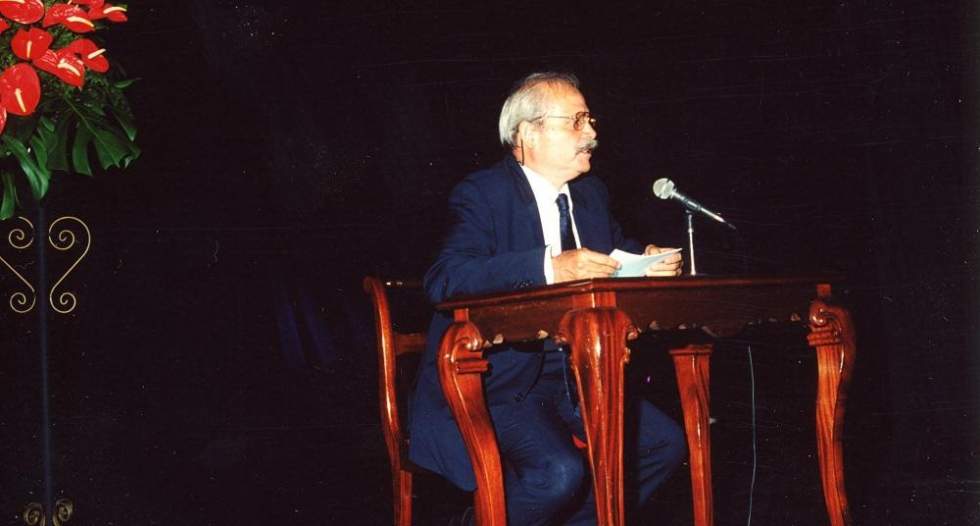 Eugenio Su&aacute;rez-Galb&aacute;n durante la lectura del Preg&oacute;n de las fiestas de La Virgen 2001 en el teatro Hesp&eacute;rides
