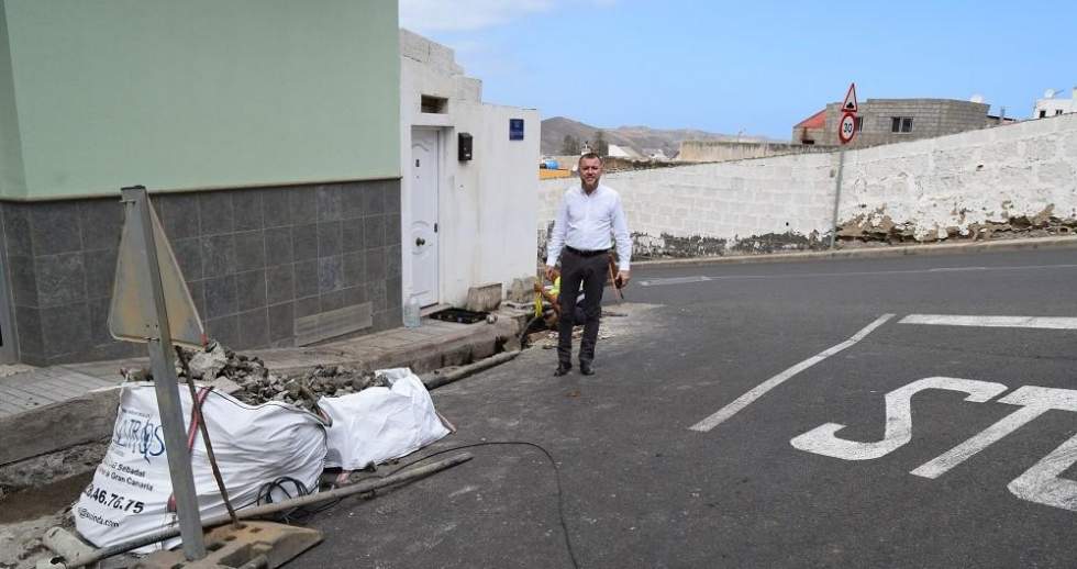 Teodoro Sosa, alcalde de Gáldar, junto a la obra de la calle Miguel de Cervantes, en La Montaña