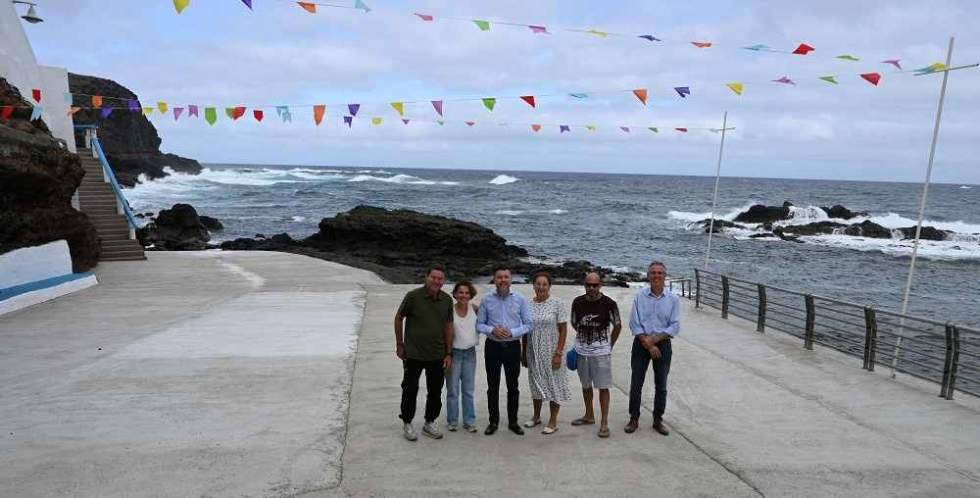 Teodoro Sosa, alcalde de Gáldar, en Caleta de Arriba con Nuria Vega, Tine Martín y vecinos del barrio
