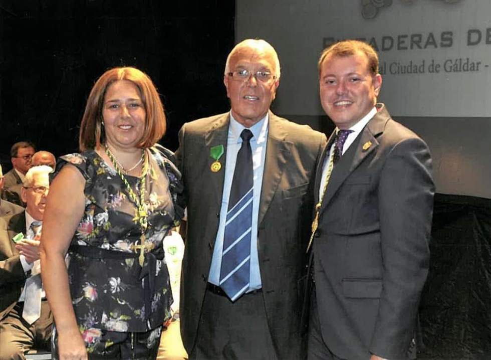 José Molina recibe la Pintadera de Oro en 2014 de manos de Teodoro Sosa y Encarnación Ruiz