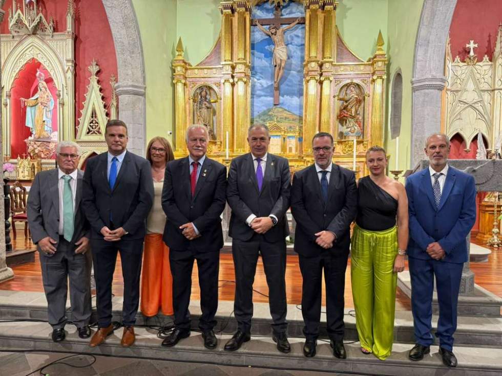 Poli Suárez con los concejales del grupo de gobierno en la villa de Firgas