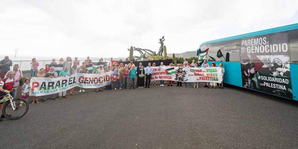 Presentación de la guagua rotulada esta mañana frente al Tritón.