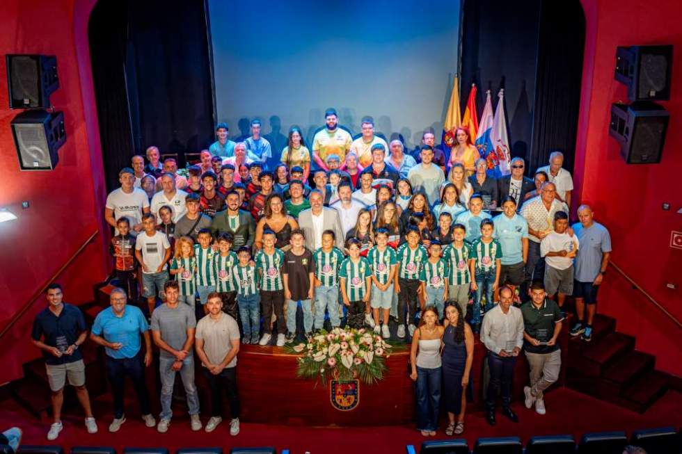 Foto de familia de todos los galardonados junto al alcalde, Alfredo Gonçalves Ferreira, en el escenario del Teatro Hespérides