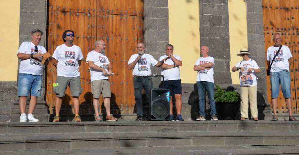 Miembros de la Plataforma durante la lectura del manifiesto. Foto: Evelia Álamo.