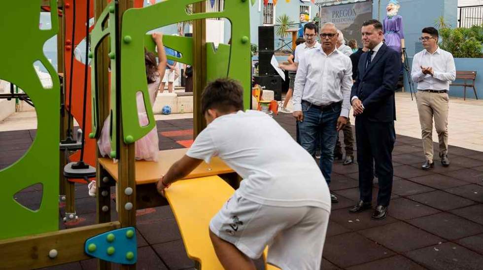 Teodoro Sosa y Nicol&aacute;s Mederos, en el renovado parque infantil de La Enconada