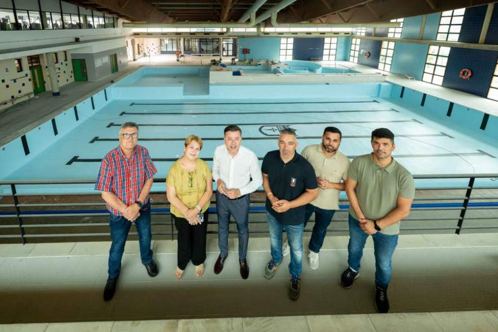 Teodoro Sosa y Ancor Bola&ntilde;os, en el centro, en los trabajos de sustituci&oacute;n del liner de la piscina junto a Antonio Su&aacute;rez, Ulises Miranda, Ana Mendoza y Pedro Mendoza