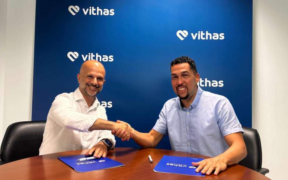 Momento de la firma del acuerdo suscrito por Jos&eacute; Luis Quintana, presidente del Arucas Club de F&uacute;tbol y David Garc&iacute;a, director gerente de Vithas Canarias