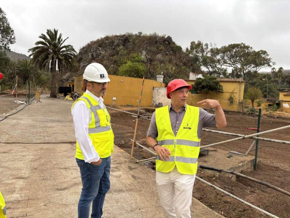 Ra&uacute;l Garc&iacute;a Brink y Juli Caujap&eacute;-Castells durante la visita a las obras del Jard&iacute;n Canario