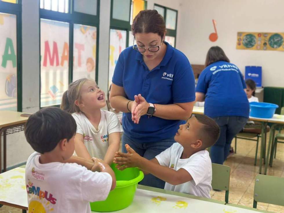 Carolina Ferreiro junto a algunos de los peque&ntilde;os participantes en este Vithas Aula Salud Colegios