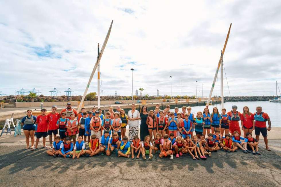 La Fundación Puertos de Las Palmas y la Federación de Vela Latina Canaria de Botes culminan cuatro semanas de aprendizaje y navegación en el Muelle Deportivo
