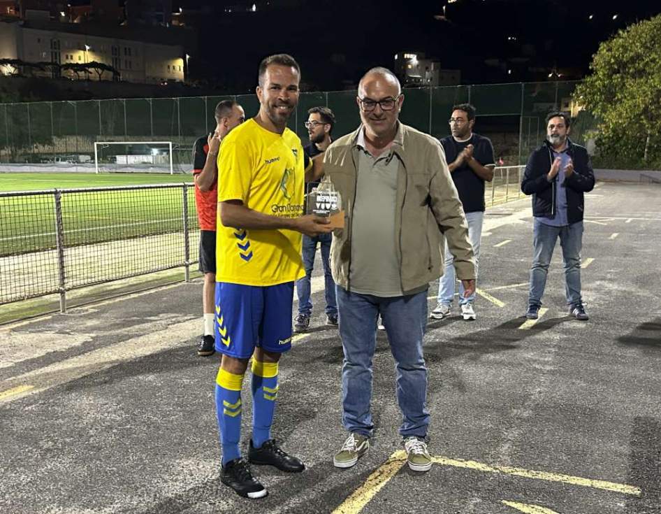 El concejal de Deportes, Juli&aacute;n Meli&aacute;n, hace entrega del trofeo al capit&aacute;n de la UD Barrial