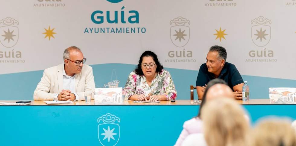 Santiago Gil y Lorena J. Ossorio acompa&ntilde;ados por el concejal de Cultura, Juli&aacute;n Meli&aacute;n, durante la presentaci&oacute;n del cuento ilustrado Las cartas de Gu&iacute;a
