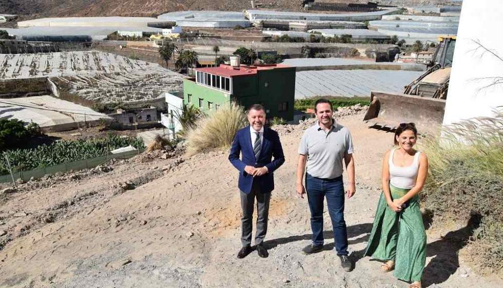 Teodoro Sosa, Heriberto Reyes y Nuria Vega visitan la obra en Nido Cuervo