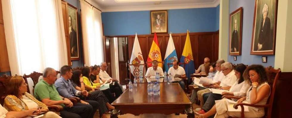 Pleno en el Ayuntamiento de Guía