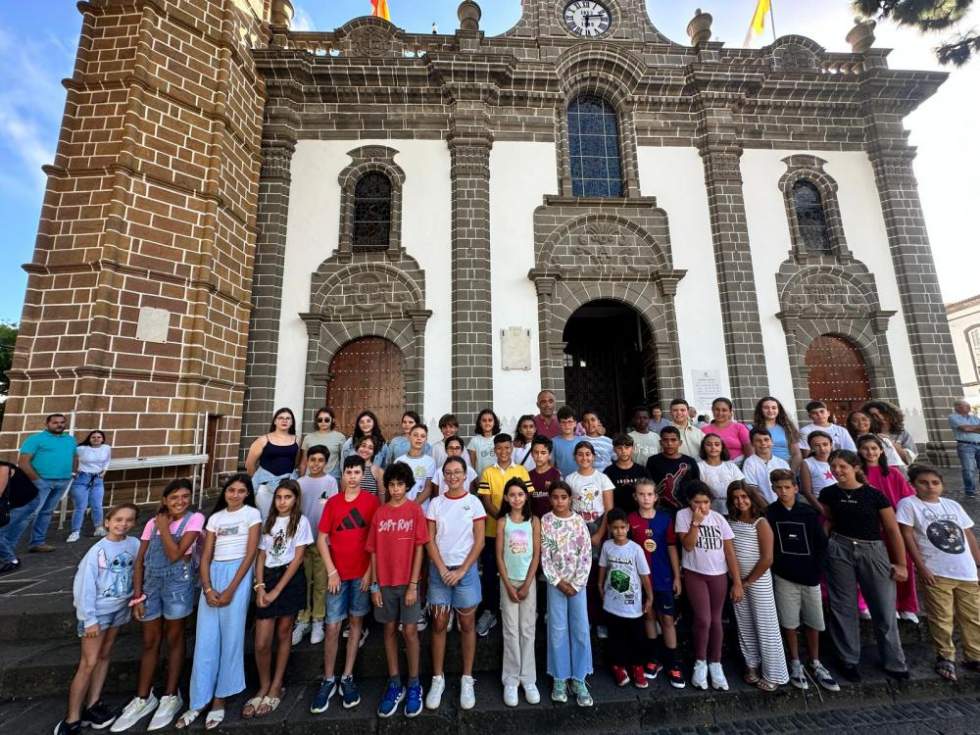Los niños y niñas verseadores afinan las décimas que se escucharán en la 73º Romería-Ofrenda del Pino