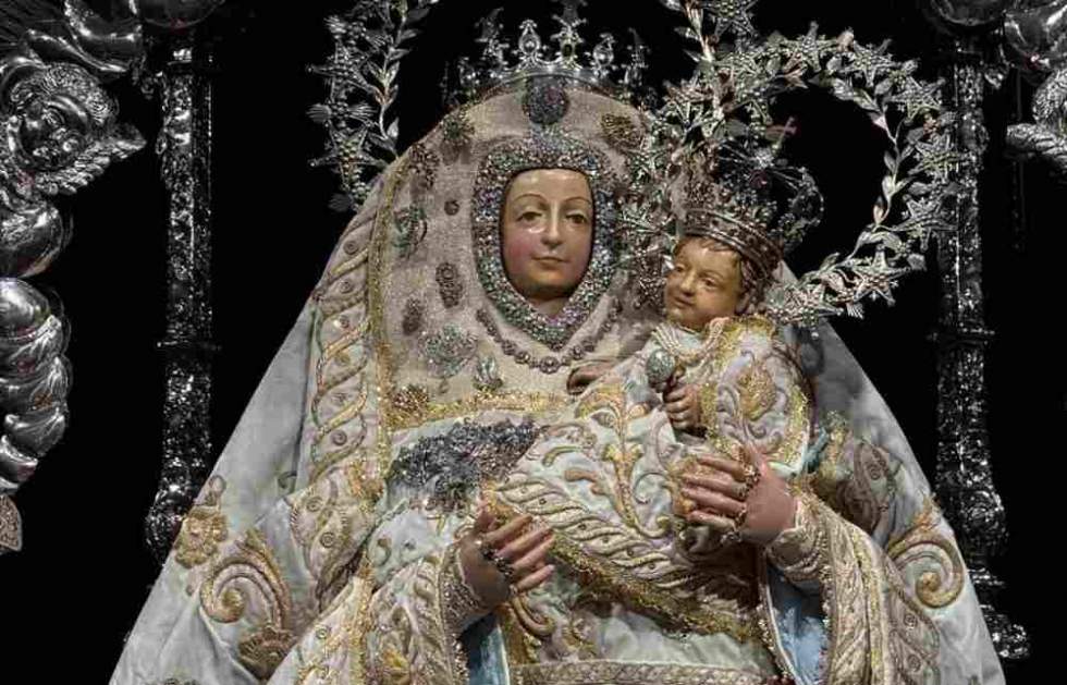 La imagen de la Virgen del Pino baja este viernes de su camarín con el manto celeste